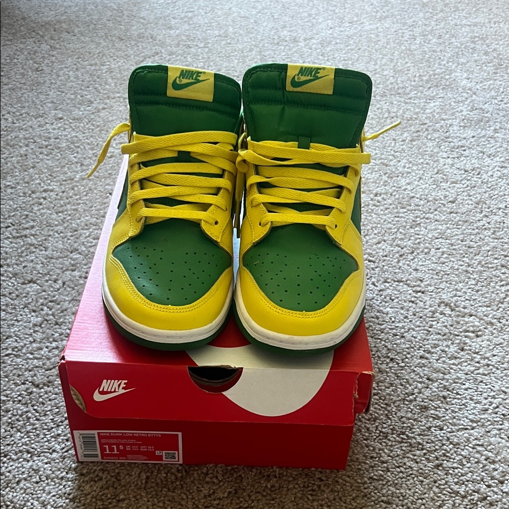 Barely worn Nike dunk low retro bttys
Apple green/yellow strike mens 11.5